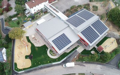 Inbetriebnahme der Photovoltaikanlage auf dem Schulgebäude B